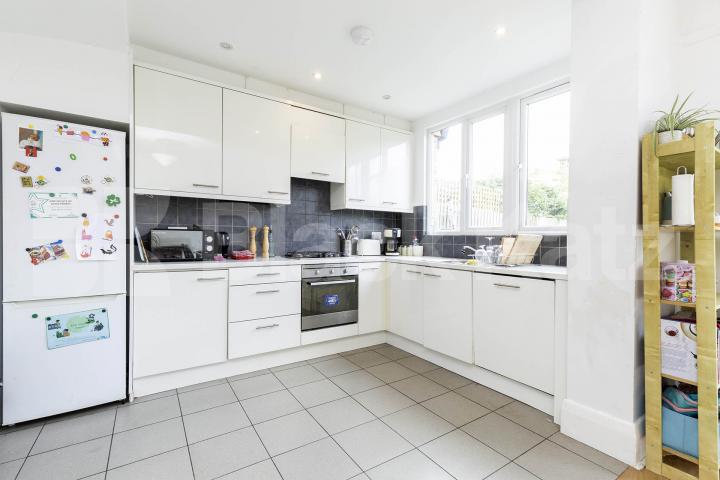 Large three bedroom split level house with garden mins to tube & shops!  Fairlawn Ave, East Finchley